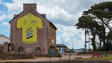 À&nbsp;Perros Guirrec, un maillot jaune géant rappelle que le Grand Départ du Tour de France 2021 aura lieu en Bretagne. (MATHIEU MENARD / HANS LUCAS via AFP)