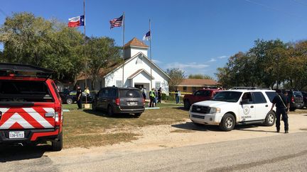 Une fusillade fait au moins 27 morts dans une église&nbsp;de Sutherland Spring, au&nbsp;Texas, le 5 novembre 2017. (MAX MASSEY / KSAT / REUTERS)