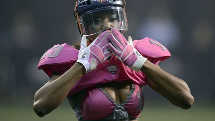 Une joueuse de l'&eacute;quipe de West Conference embrasse ses fans lors d'un match de la Lingerie Football League &agrave; Mexico (Mexique), le 5 mai 2012. (ALFREDO ESTRELLA / AFP)