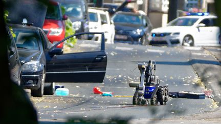 Un robot démineur inspecte la voiture des deux suspects, à Woluwe-Saint-Pierre, dans la région de Bruxelles, le 2 juillet 2018. (OLIVIER GOUALLEC / CROWDSPARK / AFP)