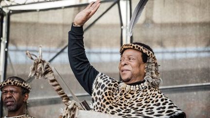 Le roi zoulou Zwelithini accueille ses partisans au Stade de football Moses Mabhida de Durban, le 7 octobre 2018, à l’occasion de la fête annuelle d'Umkhosi Welembe. Il s'agit d'une commémoration du roi zoulou Shaka ka Senzangakhona, stratège militaire vénéré qui a réuni les tribus pour former la Nation zouloue. (RAJESH JANTILAL / AFP)