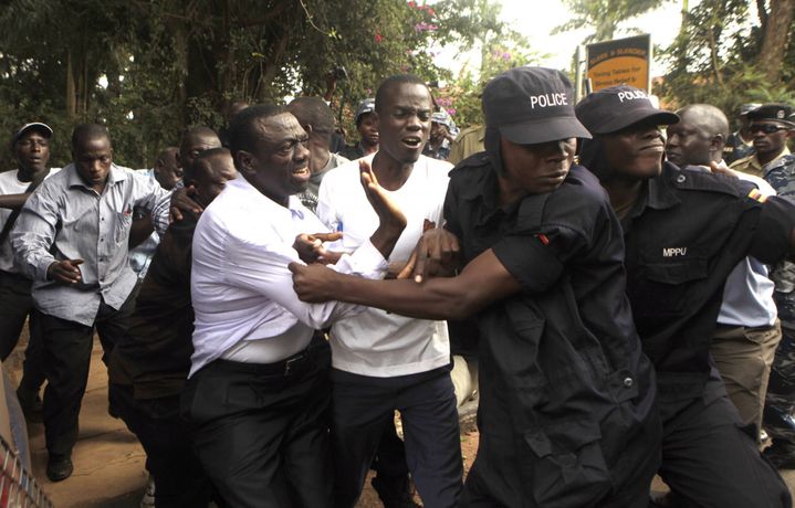 L'opposant Kizza Besigye arrêté par la police lors d'une manifestation contre la corruption le 19 janvier 2012 à Kampala. (Photo Reuters/James Akena)