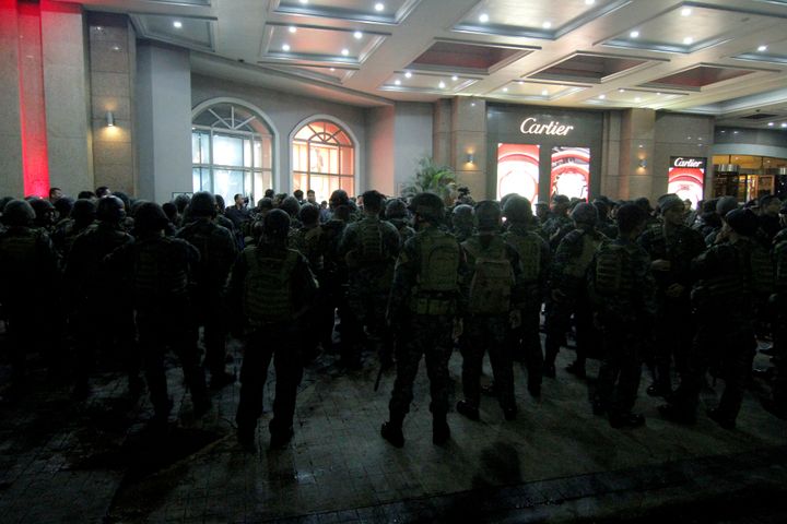 Les militaires entrent dans le&nbsp;Resorts World Manila aux Philippines, le 2 juin 2017. (VINCENT GO / AFP)