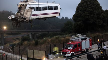 Une grue extrait un wagon du train qui a d&eacute;raill&eacute;&nbsp;pr&egrave;s de Saint-Jacques-de-Compostelle (Espagne), jeudi 25 juillet 2013. (MIGUEL VIDAL / REUTERS)