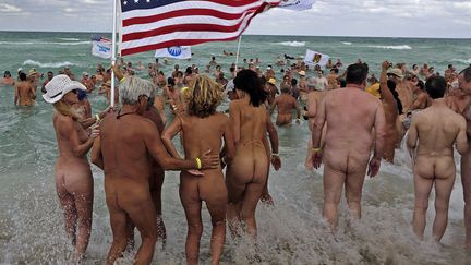 Des nudistes tentent de battre le record du monde du nombre de baigneurs en petite tenue &agrave; Miami (Floride, Etats-Unis). Les 805 participants sont d&eacute;sormais enregistr&eacute;s dans le Guinness Book. (MAXPPP)