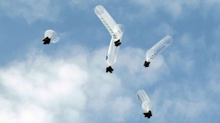 Des ballons lanc&eacute;s par des r&eacute;fugi&eacute;s nord-cor&eacute;ens en Cor&eacute;e du Sud s'envole pr&egrave;s de la fronti&egrave;re entre les deux pays, le 21 d&eacute;cembre 2011. (JEON HEON-KYUN / EPA / MAXPPP)