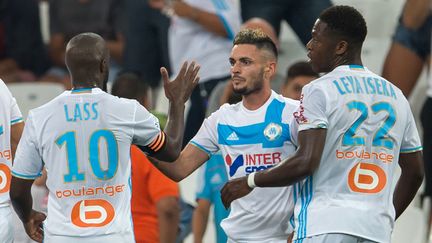 Le joueur de l'OM Rémy Cabella (au centre), félicité par ses coéquipiers après son but inscrit contre Lorient, le&nbsp;26 août 2016 au stade Vélodrome de Marseille. (BERTRAND LANGLOIS / AFP)