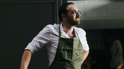 Matan Zaken, chef franco-israélien, propose dans son restaurant Nhome à Paris un concept inédit : partager un dîner autour d'une table unique et sans connaître le menu. (PIERRE LUCET-PENATO)