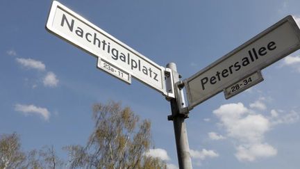 Les plaques des rues Petersallee et Nachtigalplatz qui vont disparaître dans le quartier africain, situé dans le nord-ouest de Berlin.  (MICHELE TANTUSSI / AFP)