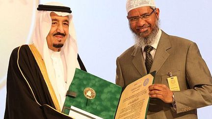 Le roi Salman ben Abdel Aziz remet le prix au prédicateur indien Zakir Naik à Riyad, le 1er mars 2015. (KING FAISAL FOUNDATION / AFP)