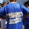 Des soignants manifestent contre l'obligation vaccinale devant un hôpital à Marseille, le 5 août 2021, quelques semaines avant l'entrée en vigueur de la mesure. (RAFAEL HENRIQUE / SOPA IMAGES / SIPA)