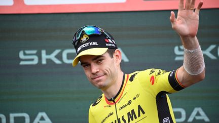 Wout van Aert sur le podium de la 12e étape de la Vuelta, à l'Estacion de montana de Manzaneda, le 29 août 2024. (MIGUEL RIOPA / AFP)