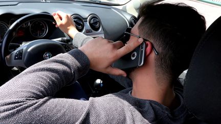 Téléphone au volant : le gouvernement resserre les vis