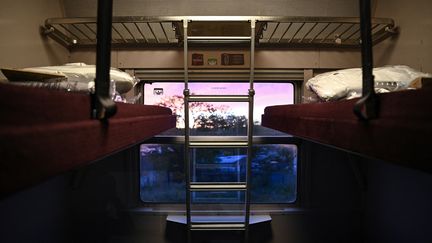 Un compartiment couchette dans un train de nuit&nbsp;reliant&nbsp; Paris à Nice, le 20 mai 2021. (ANNE-CHRISTINE POUJOULAT / AFP)