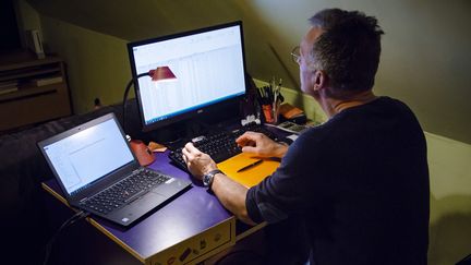 Un employé en télétravail à Lille, en novembre 2020. (JEANNE FOURNEAU / HANS LUCAS)