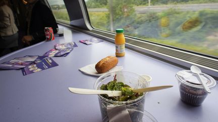 Un wagon-bar dans un TGV en direction de Paris, en juin 2012. (BERTRAND LANGLOIS / AFP)