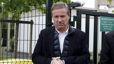 Nicolas Dupont-Aignan quitte le bureau de vote de Yerres (Essonne), dimanche 7 avril 2017, lors du second tour de l'élection présidentielle. (FRANCOIS GUILLOT / AFP)