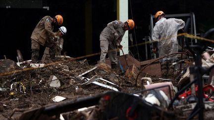 Des secouristes recherchent des victimes des inondations à Petropolis (Brésil), le 18 février 2022. (WILTON JUNIOR / ESTADAO CONTEUDO / AFP)