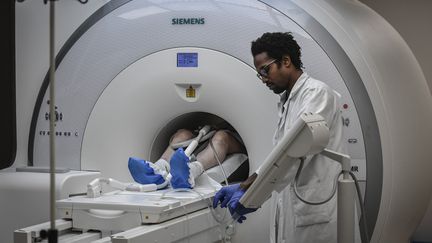 Un homme passe un IRM à l'hôpital Mondor, à Créteil (Val-de-Marne), le 5 juin 2019. (STEPHANE DE SAKUTIN / AFP)