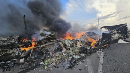 Des camions incendiés bloquant une autoroute lors de violents combats à la périphérie de Culiacan, dans l'État de Sinaloa, au Mexique, le 29 août 2024. (- / SINALOA'S SECRETARY OF SECURTY)