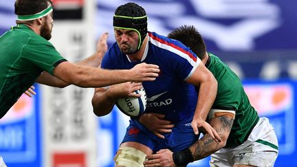 Le 31 octobre 2020, à l'occasion du match en retard du Tournoi des Six Nations, le troisième ligne des Bleus, Grégory Alldritt, tente de s'échapper du marquage à la culotte des Irlandais. (ANNE-CHRISTINE POUJOULAT / AFP)