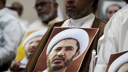 Le portrait du chef de l'opposition chiite bahreïnie al-Wefaq, Ali Salman, entre les mains de manifestants réclamant sa libération, le 29 mai 2016, dans le village de Zinj, près de la capitale Manama, (MOHAMMED AL-SHAIKH/AFP)