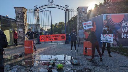 Les militants d'Extinction Rébellion - Ile de France, devant les grilles de la Fédération française de rugby ce dimanche 15 octobre 2023, Marcoussis. (Exctinction Rébellion - Ile de France - via X @xrParisIDF)