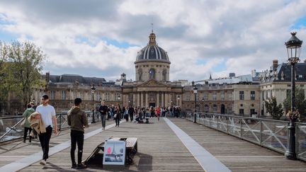 La passerelle du Pont des Arts en face de l'Institut de France en mai 2022. (MAYLIS ROLLAND / HANS LUCAS)