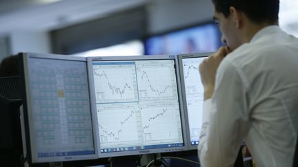 Un trader à Paris, en juin 2016.&nbsp; (THOMAS SAMSON / AFP)