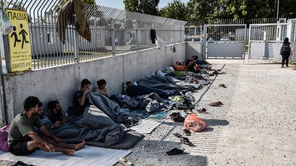 Des migrants Yézidis d'Irak attendent l'entrée dans un camp de réfugiés à Serres, dans le nord de la Grèce, le 6 septembre 2022. (SAKIS MITROLIDIS / AFP)