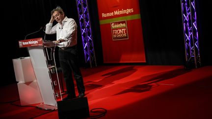 Jean Luc Melenchon &agrave; la tribune de l'universit&eacute; d'&eacute;t&eacute; du Parti de gauche, &agrave; Saint-Martin-d'H&egrave;res (Is&egrave;re), le 23 ao&ucirc;t 2013. (JEFF PACHOUD / AFP)