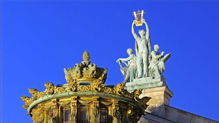 L'allégorie de la musique au sommet du Palais Garnier à Paris
