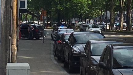 Un homme a tué par balles deux policiers mardi matin à Liège, dans l'est de la Belgique, avant d'être "neutralisé" et interpellé par des membres des forces de l'ordre. (FREDERIC DE BIOLLEY / BELGA MAG / AFP)