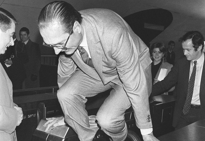 Le 5 décembre 1980, Jacques Chirac, alors maire de Paris, enjambe un portillon du RER. Cette photo sera détournée à de nombreuses reprises, notamment pour illustrer la fraude dans le métro. (JEAN-CLAUDE DELMAS / AFP)