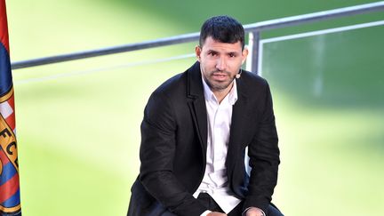 L'attaquant argentin du FC Barcelone Kun Aguero&nbsp;lors d'une conférence de presse pour annoncer sa retraite sportive, au stade Camp Nou de Barcelone, le 15 décembre 2021. (PAU BARRENA / AFP)