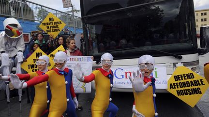 Des activistes immobilisent un bus priv&eacute; r&eacute;serv&eacute; aux salari&eacute;s de&nbsp;Google, &agrave; San Francisco (Californie, Etats-Unis), le 1er avril 2014. (ROBERT GALBRAITH / REUTERS)