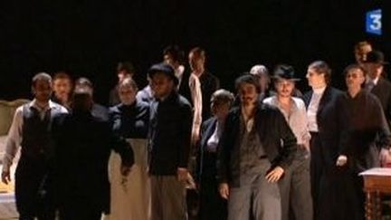 Comédiens professionnels et amateurs dans &quot;Le Brame des biches&quot; au Théâtre du Peuple
 (Culturebox)