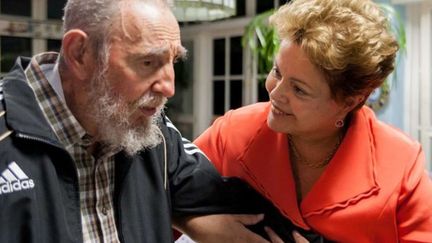 La pr&eacute;sidente du Br&eacute;sil Dilma Rousseff&nbsp;(D) s'entretient avec l'ancien pr&eacute;sident cubain Fidel Castro lors d'une visite &agrave; La Havane (Cuba), le 27 janvier 2014. (ALEX CASTRO / AP / SIPA)