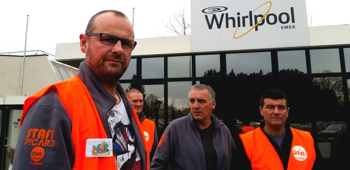 Frédéric Chantrelle (à gauche) et Patrice Sinoquet (à droite),&nbsp;délégués CFDT à l'usine Whirlpool d'Amiens, en mars 2017 (BENJAMIN ILLY / RADIO FRANCE)