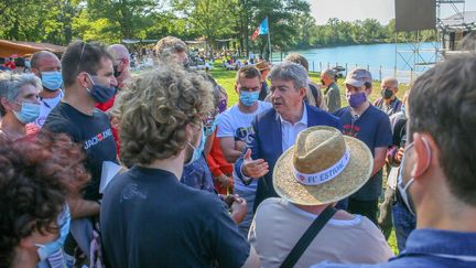 Jean-Luc Mélenchon discutent avec des militants de la France insoumise, lors de la première journée des AMPHIS 2021, le 26 août&nbsp;à&nbsp;Chateauneuf-sur-Isère. (NICOLAS GUYONNET / HANS LUCAS)