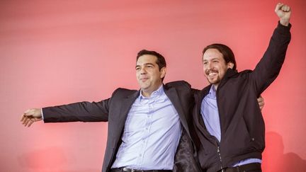 Alexis Tsipras, chef de file du parti grec Syriza, et Pablo Iglesias, leader du parti espagnol Podemos, lors d'un meeting &agrave; Ath&egrave;nes (Gr&egrave;ce), le 22 janvier 2015. (MICHAEL KAPPELER / DPA / AFP)