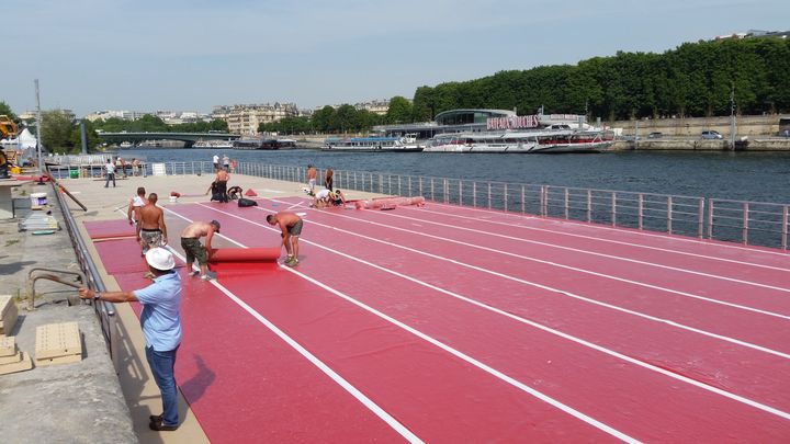 L'installation de la piste d'athlétisme sur une barge flottante a pris plusieurs jours.&nbsp; (Cécilia Arbona / Radio France)