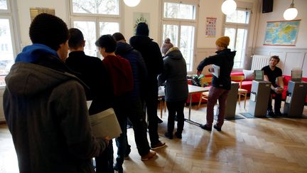 Des gens votent lors d'un référendum à Bern, en Siusse, le 27 novembre 2016. (RUBEN SPRICH / REUTERS)