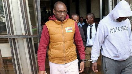 Le pasteur Evan Mawarire arrivant menotté au Palais de justice de Harare, en juin 2017. (Philimon BULAWAYO / REUTERS)