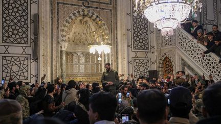 Le chef du HTS, Abou Mohammed al-Joulani, s'adresse à la foule dans la grande mosquée des Omeyyades de Damas, le 8 décembre 2024. (ABDULAZIZ KETAZ / AFP)