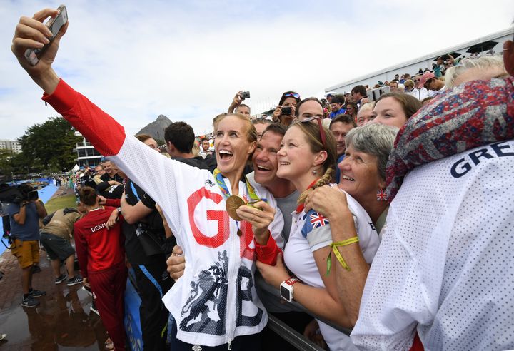 La rameuse Helen Glover se prend en photo à l'issue de son épreuve lors des Jeux olympiques de Rio, le 12 août 2016. (DAMIEN MEYER / AFP)