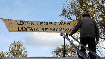 Une banni&egrave;re brandie par l'association Droit au logement place de la R&eacute;publique &agrave; Paris, le 31 octobre 2013. (CITIZENSIDE/PATRICE PIERROT / CITIZENSIDE.COM)