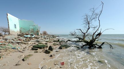 Des ruines de maisons détruites par la montée des eaux, le 7 mai 2013 au Sénégal. (SEYLLOU / AFP)