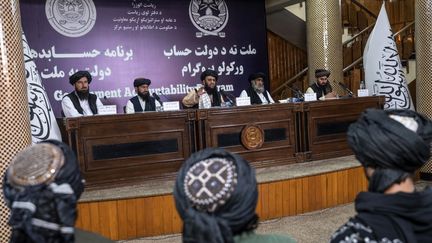 Le vice-ministre afghan de la propagation de la vertu et de la prévention du vice Saeed Ahmad Shaheedkhel (au centre) s'exprime lors d'une conférence de presse à Kaboul le 14 août 2023. (WAKIL KOHSAR / AFP)