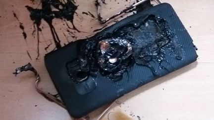 Un&nbsp;Samsung Galaxy Note 7 détruit par le feu, photographié&nbsp;le 20 septembre 2016 à Hong Kong. (CHRISTY WONG / FACEBOOK / EYEPRESS NEWS / AFP)